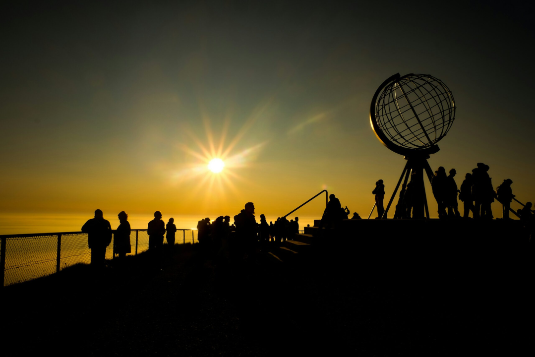 Aldeia do Pai Natal e o Sol da Meia Noite